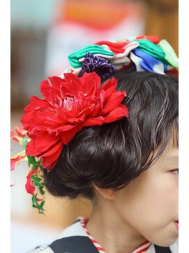 アトリエ 2.23 ドゥドゥトロワーサンテ(ATELIER 2.23 sante) レトロ七五三ヘア