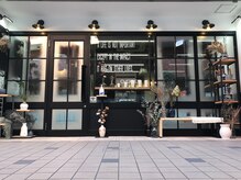 お店の場所は駅からどれくらいですか？？