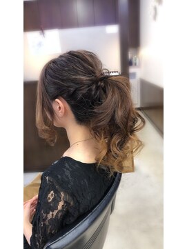 ムーブ(Moob) エレガントな女性らしさポニーテール【別府】
