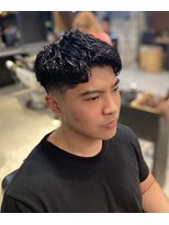 フランクスバーバー アンド ビアークラブ(FRANK'S BARBER and BEER CLUB) くせ毛風ピンパーマ刈り上げスキンフェードツーブロック I