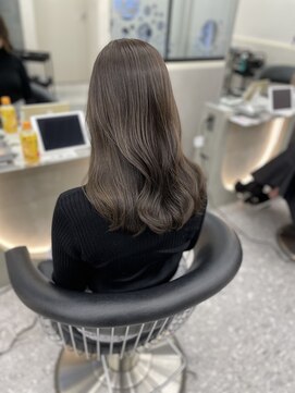 ロンドメリア 天神大名店(Lond Melia) ★斜めバングミディアムヘアグレージュカラーシルキーベージュ★