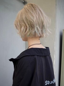 ギークス(GEEKS) 【GEEKS渋谷】ホワイトブロンド/ポイントカラー/冬ヘア/ミニボブ