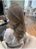 外国人風レイヤーカット×シルバーグレージュカラー