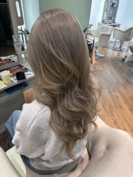 ミラシィ 稲毛(Mirashy) 外国人風レイヤーカット×シルバーグレージュカラー