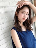 ブラウンベージュの艶感セミディ