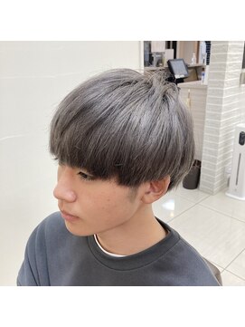 アールモンドヘア新世界 シルバーグレイマッシュスタイル