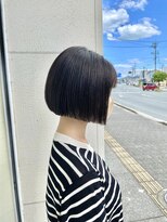 トラップヘアー 艶グレージュ×切りっぱなしボブ