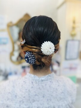 美容室 ティンカーベル シニヨンヘア