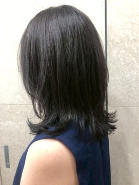 外ハネレイヤーミディ｜艶暗髪