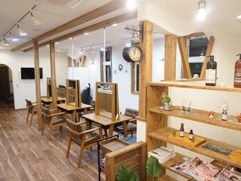 ネイム 本庄早稲田店(NAME)の写真/開放感あふれるプロヴァンス風のリラックス空間。カフェに行くような気軽さでリフレッシュ♪