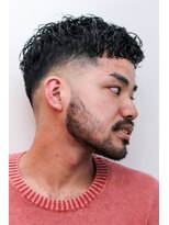 メリケンバーバーショップ コウベ(MERICAN BARBERSHOP KOBE)&nbsp;スキンフェードグラデーション刈り上げぱっつんパーマ