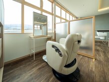 移動しなくてもシャンプーができる仕様になっております。