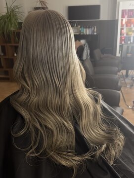 ゼウス(Zeus.) 海外ヘアーハッシュカットレイヤーカット