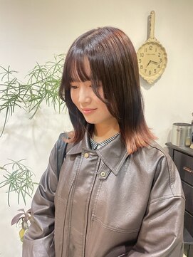 シー 岡崎(,SHE) オレンジカラーが上品に馴染む外ハネストレートミディ