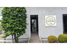 ヘアーラウンジ ラウレア 前橋店(LAULEA)の雰囲気（石壁に囲まれた、モダンな印象の外観。）