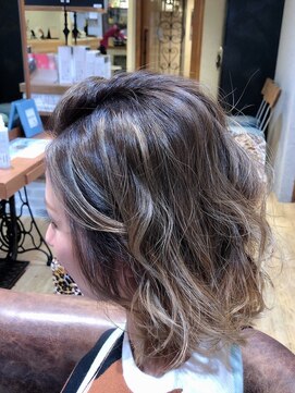 ヘアサロン アティリー(Hair Salon Attirer) 西梅田/ボブ/グレーベージュ/白髪ぼかし/ハイライト/ベージュ