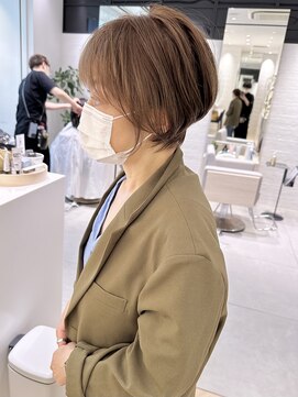 ステアケース 武蔵小杉店(stair:case) 大人かわいい前下がり耳かけショートボブ