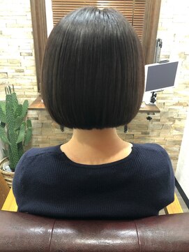 ハサミバイアトリエナガノ 千葉(8sami by atelier nagano) ショートボブ/センターパート/ツヤ髪/グラデーション/イヤリング