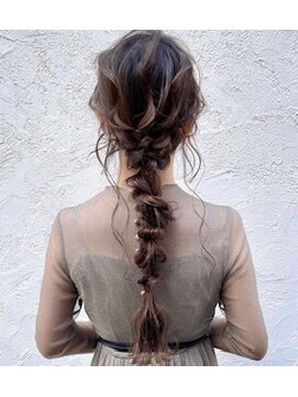 アイユー(ii+U) 編みおろしアレンジ　ローポニーテール　大人可愛い　二次会