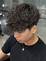 イーラ(era)&nbsp;前下がりスペインカール　メンズ　パーマ　眉カット