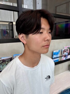 アルティファータ(artifata) メンズヘア ニュアンスパーマ センターパート 微分け 刈り上げ