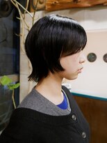 オーオ シカシカ(OOO YY)&nbsp;柔らかな大人ボブウルフにポイントブリーチ/水色　くすみブルー