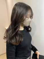 クム(QUMU)&nbsp;顔まわりレイヤーカット×グレージュ