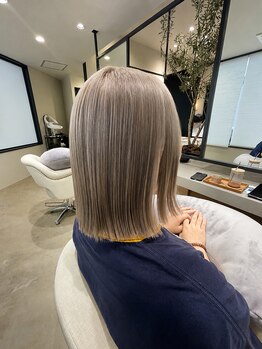 アンティーク(antique)の写真/赤みの出ないカラーが得意なサロンで理想の髪色へ！エフェクトブリーチや髪質改善とスパで艶髪をサポート♪