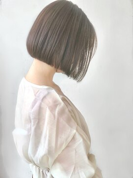 ロロ(Lolo) 前下がりボブ