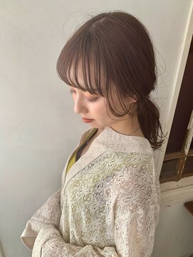 シー(thee) #ゆるっと後れ毛がお洒落#透明感のあるベージュカラー