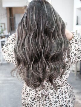 マリアナ(Mariana) ハイライトショートヘアレイヤーカットダブルカラー