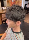 センターパートアップバングツーブロックメンズスパイラルパーマ
