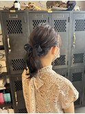 お呼ばれヘアアレンジ大人可愛いローポニーテール結婚式二次会