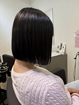 ジエクト ヴィシア(The Ect VIXIA) 前下がり　縮毛　黒髪　前下がりボブ　軽めボブ　切りっぱなし