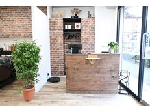 木目を基調としたレセプション