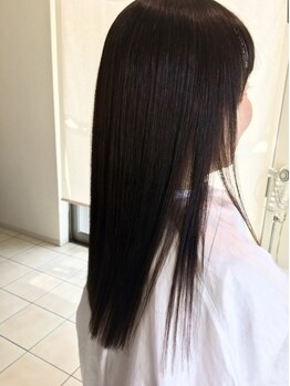 華凛の写真/縮毛矯正×髪質改善で感動のサラツヤ髪へ!自然なストレートで、大人の美しさがもっと引き立つ。【砥部】