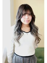 ピース(piece)&nbsp;外国人風ウェーブ　シルバーブロンドバレイヤージュ×ロングヘア