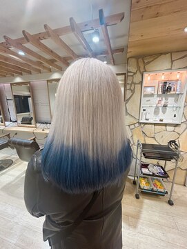 エイト新宿店(EIGHT shinjuku) ホワイト×ブルー