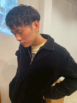 スパイラルパーマ波巻きパーマ黒髪マッシュ刈り上げ