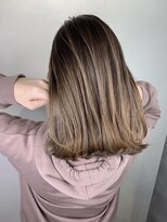 アンダーバーホワイト 天王寺阿倍野店(_WHITE)&nbsp;外国人風_バレイヤージュ_モノトーンアッシュ_大人セミディ