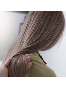 ヌード(nude) ミルクティーベージュの艶ロング