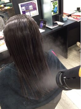 ヘアサロン カミワザ ライズ(hair salon kamiwaza Raiz')の写真/大人気の『ハホニコトリートメント』！髪の内側から働きかけ、しっとりさらツヤの手触り×潤い美髪に♪