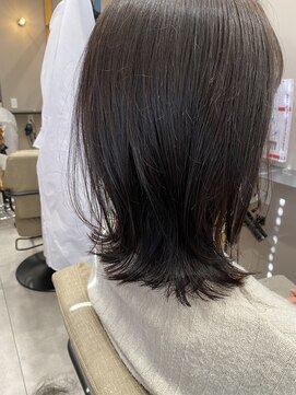 グロウ バイ フェイス(GLOW by face) 小顔くびれミディ丸みショートボブ前下がりウルフ