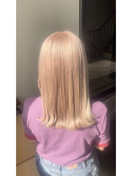 エイミー(Aimee) Aimee 町田 クリームブロンド×外ハネミディ