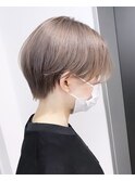 スモーキーグレージュ　センターパート　刈り上げ無し　MOMO