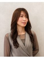 ウイ(ui)&nbsp;柔らかい質感のロングパーマデザイン