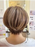 白髪ぼかしハイライト×ショートボブ