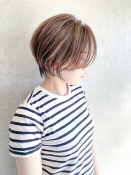ナチュラルスポット(Natural Spot)の写真/白髪が気になりだした方におすすめ！ハイライトで明るいカラーを楽しみながら、抜け感を出してオシャレに♪