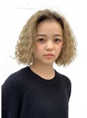 ボブヘアのスパイラルパーマ・ブリーチ・グレージュ・