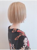 パッツンボブのブロンドヘアスタイル